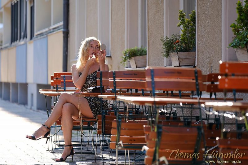 Vor einem Restaurant: Iryna zieht den Lippenstift nach