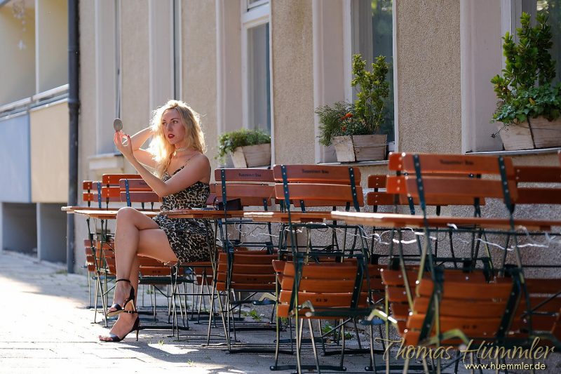 Vor einem Restaurant: Iryna kontrolliert ihr Make-up